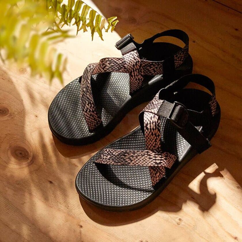 ADAM ET ROPE × Chaco　復刻 別注サンダルを4月28日発売！
インパクトのあるパイソン柄を施した新色グレーが登場