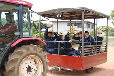 トラクターに乗って登場！