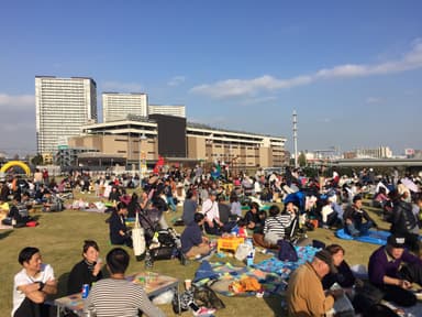 芝生に座って、ピクニック気分で楽しめます