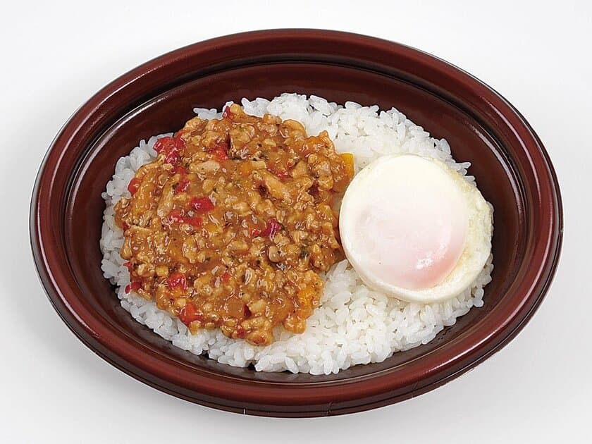 暑い季節に食べたくなる
ピリッと辛い“エスニック弁当”シリーズ
第１弾「鶏ひき肉のガパオ風ライス」、５/２３(火)より発売