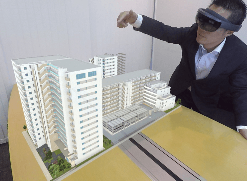 日本初！マイクロソフト ホロレンズをマンション販売に採用　
マンション建物の建設予定地をHoloLensで眺めると、
原寸大の建物が出現　
～「プラウドシティ越中島」より順次採用予定～