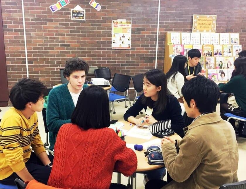 学内で異文化体験 “English Cafe”