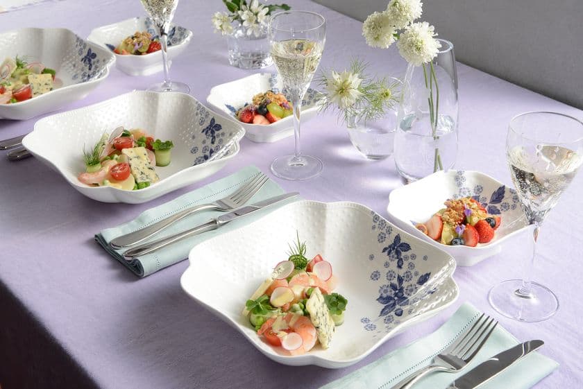 WEDGWOOD、数量限定『家ご飯セット』を6月14日発売！
小花や野いちごを藍色で表現した“フォトジェニック”なデザイン