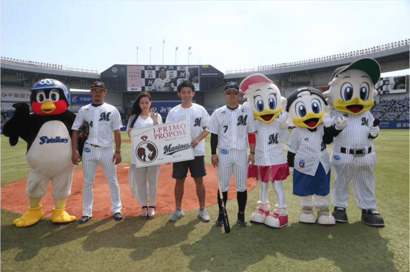 「始球式プロポーズ！」レポート　
プロ野球選手を目指した男性が鈴木 大地選手から
ストライクを取りプロポーズ大成功！