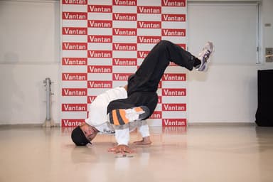 BBOY STEEZによるデモンストレーション