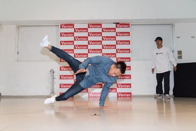 BBOY TAISUKEによるデモンストレーション