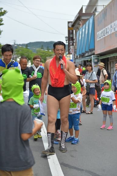 総合司会は茨城出身芸人アントキの猪木さん