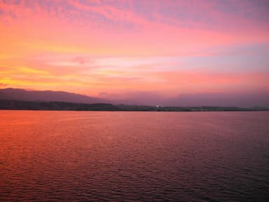 茜色に染まるびわ湖の夕景