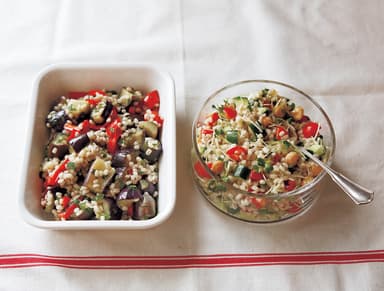 （左）蒸しなすともち麦のマリネ（右）もち麦と豆とカラフル野菜のサラダ