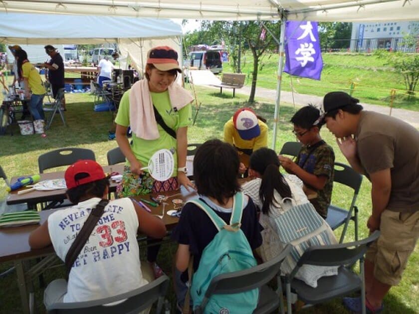 明治大学 震災復興支援センター
福島県新地町「第７回やるしかねぇべ祭り」を支援
～運営ボランティアとして、40名の学生を派遣～