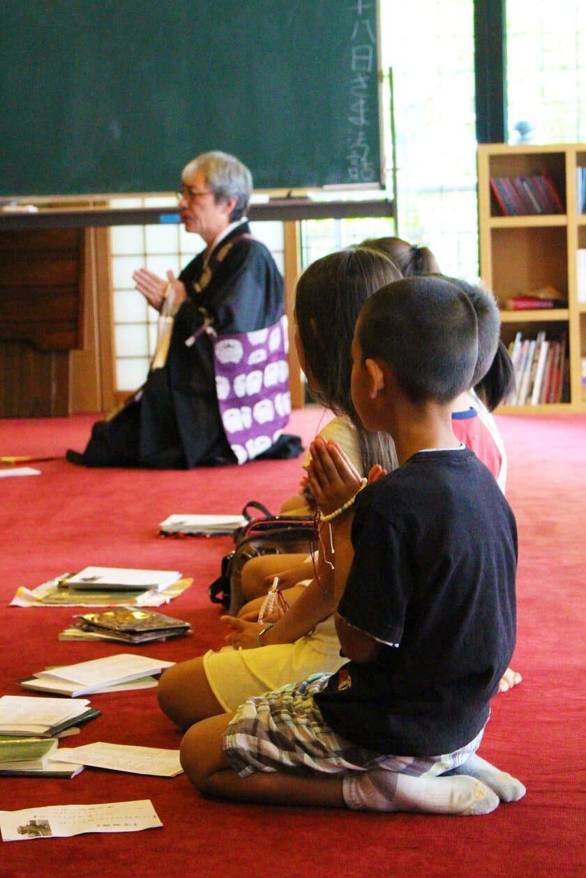 昨年70名以上参加の夏休みお坊さん修行体験が今年も開催
　伝統的作法を学びながら社会を生き抜く力を養う