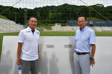 (左)岡野氏と(右)岡田オーナー、ネームプレート設置後の2ショット