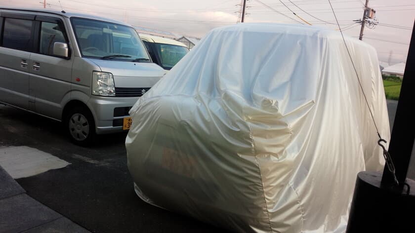 超撥水性と高い耐水圧性で台風・豪雨から愛車を守る！
水ピタ防水シート製自動車カバーを8月4日より受注販売開始