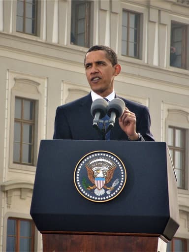 「核兵器のない世界」を提唱した オバマ大統領のプラハ演説 [Photo] “Obama Talk” by adrigu&#44; CC BY 2.0 via Wikimedia Commons (cropped and color adjusted)