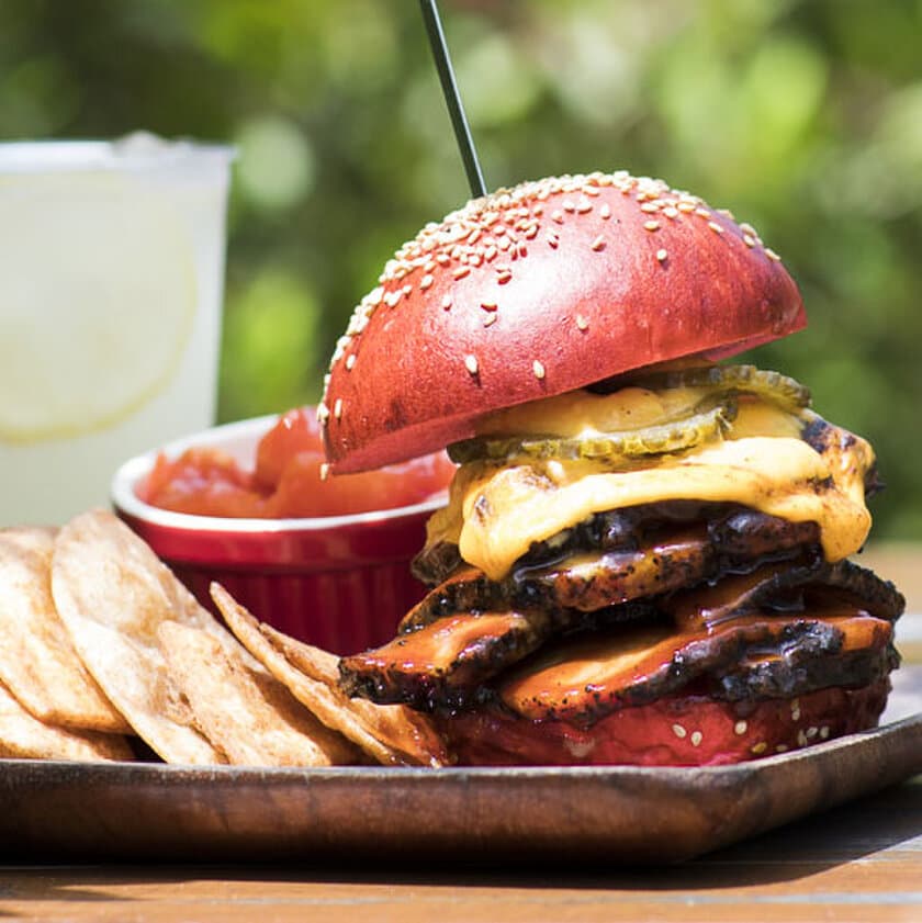 泡盛の酒粕を使用したBBQソースが決め手のハンバーガーが
東京初出店！東武百貨店 池袋本店にて
「島の恵み、あふれる。沖縄展」8月24日～開催