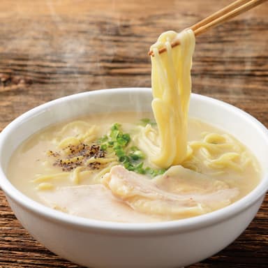 濃厚鶏白湯ラーメン　380円(税抜)