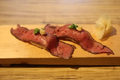 馬肉のロースト握り