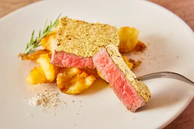 金箔で覆われた、ゴージャスな金肉ステーキ！