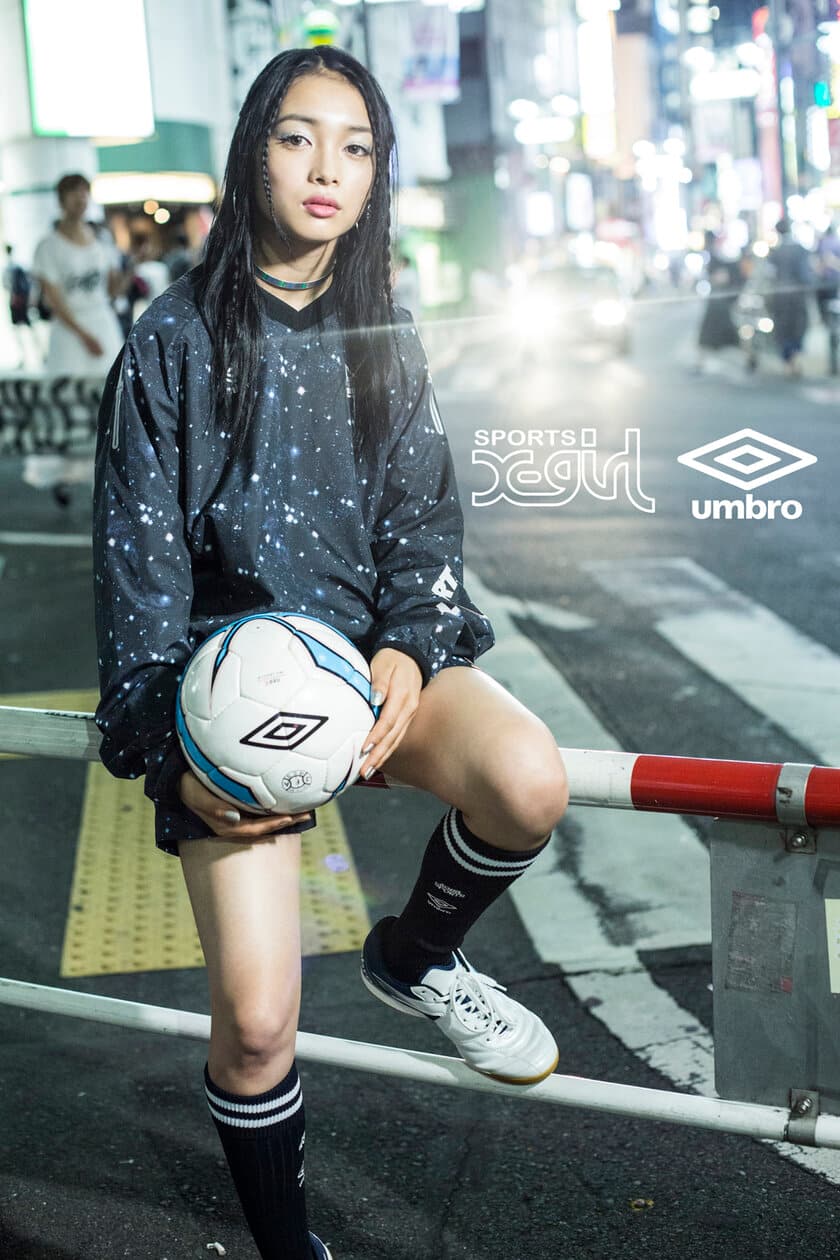 「X-girl Sports」と「UMBRO」のコラボアイテム9/1発売！
　宇宙柄や両ブランドのロゴを組み合わせたコレクション