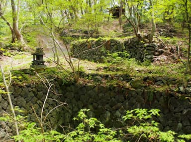 多数の風穴跡が点在する