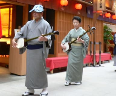 花街に粋な音色を響かせる新内流し