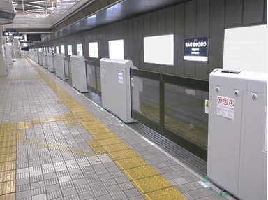 ■可動式ホーム柵（千里中央駅1番線ホーム）