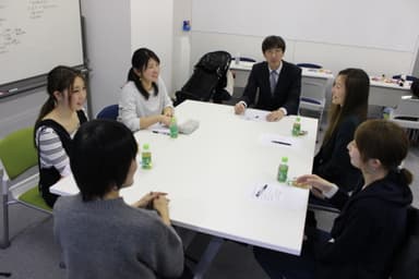 座談会形式でバスツアー企画を話し会っている様子