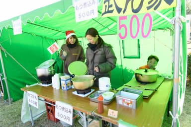 地元のフードブースも多数出店