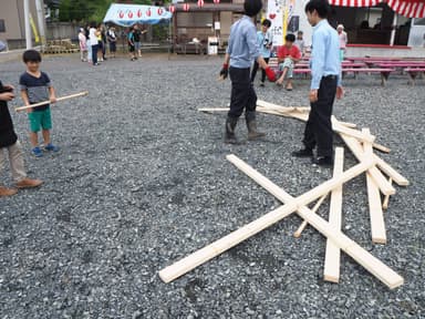 ワークショップにてブリッジを組み立てる子ども1