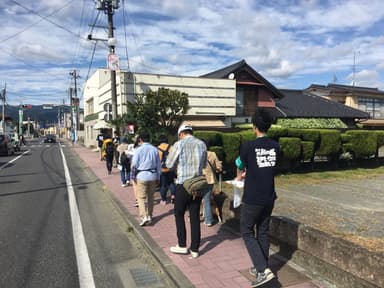 休憩したりクイズに答えたりしながら2時間ほどのまちあるきを楽しんだ