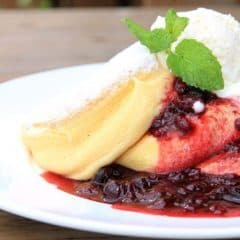 濃厚チーズムースパンケーキベリーソースがけ