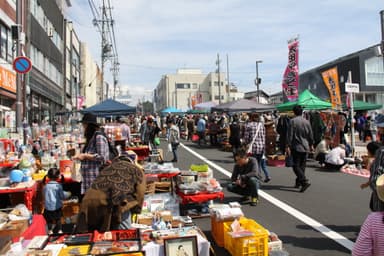 多彩な店が並ぶなか、毎年2万人の来場者でにぎわう「信州小諸ふーどまつり」