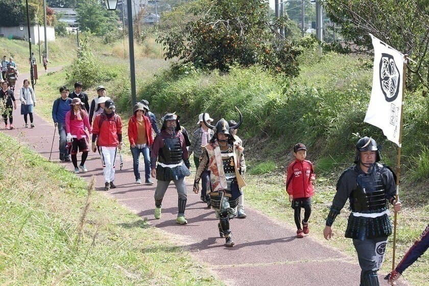 紅葉の信州小諸　センゴク甲冑姿で関ケ原合戦にタイムトリップ
　ご当地グルメを味わいながら徳川軍が辿った道をウォーキング