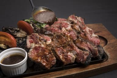 牛肉の出汁を煮込んだグラス・ド・ビアンソースをベースに ポルチーニをあわせた香りが良いソース。