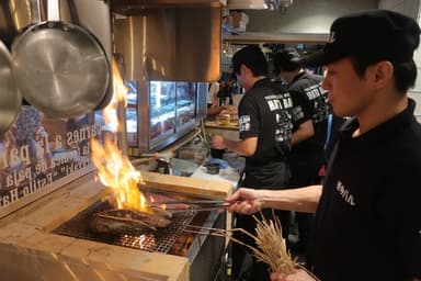 名物のカツオの藁焼きの様子