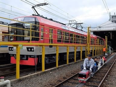 本物の「きらら」と並ぶミニ電車「きらら」