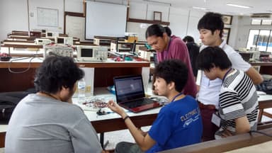 タイのキングモンクット工科大学では、券売機や駅のホームドア製作を手掛ける企業と連携