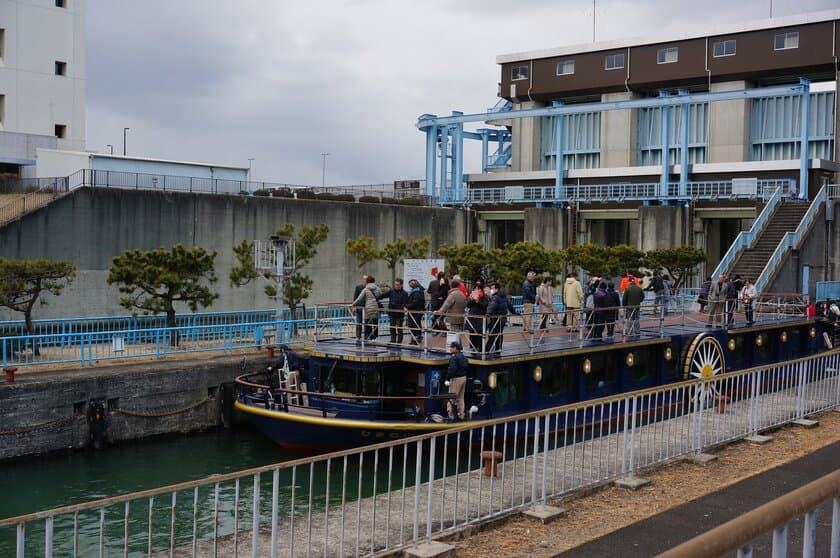 ～ 淀川の恵みを淀川舟運とともに味わい、
知り、触れていただく ～
１２月３日（日）に天満橋・八軒家浜と枚方を結ぶ
観光船ひまわり「淀川浪漫紀行プレミアム」
を運航します