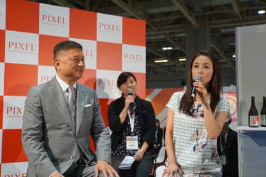 昨年MGS2016当社ブース内ステージで開催したMGEMA会長Jay Chun氏(左)と酒井法子さん(右)のトークショー(参考写真)