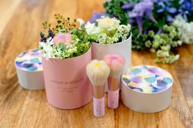 「熊野筆」とアーティフィシャルフラワーとのセット商品「JARDIN de BEAUTE」