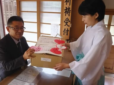 神社への奉納の様子