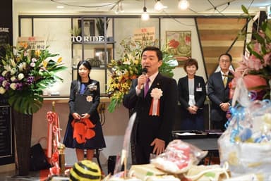 MATCH MARKET開所式で挨拶する藤井 信吾取手市長