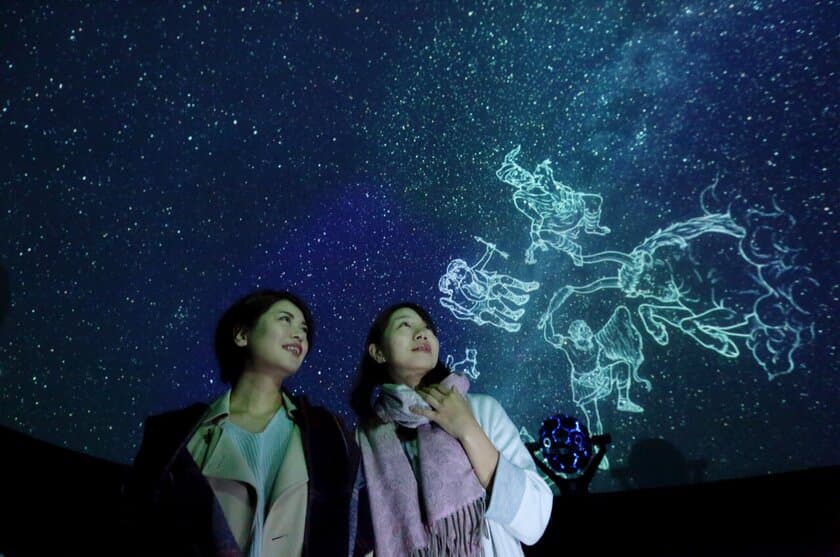 プラネタリウムでしか撮れない。
世界でここだけのフォトジェニックイベント、ついに開催！！
【コニカミノルタプラネタリウム“満天”】
「スターナイトフォト～冬のダイヤモンドを見上げよう！～」開催
クリスマスはプラネタリウムで星空と写真を