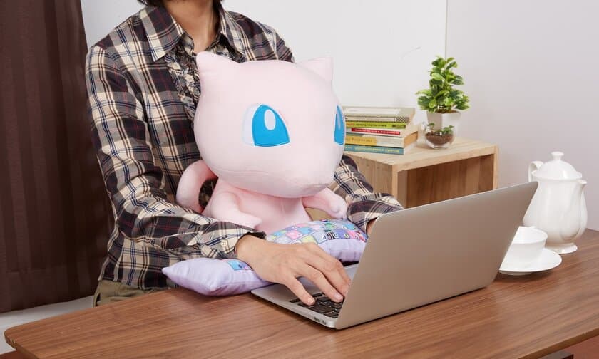 幻のポケモン「ミュウ」がPCクッションで登場　
淡いピンクの身体に大きな水色の瞳や長い尻尾まで再現