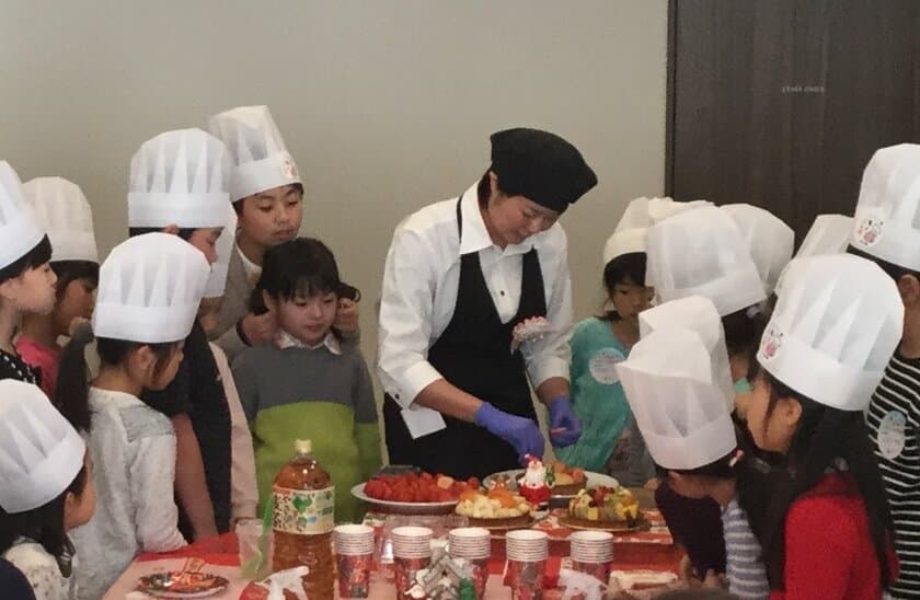 小学生向け食育イベント「めざせパティシエ！九州屋とつくる 
世界でひとつのクリスマスフルーツタルト」を開催　
子どもたちがパティシエ目指して
旬のフルーツを学びフルーツタルトづくりに挑戦！