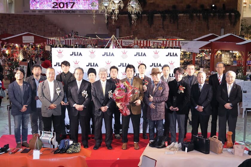 ドン小西氏も登場、国内最大規模のレザーの祭典！
Japan Leather Award 2017表彰式を実施