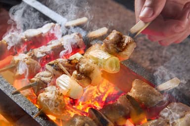 ふっくらと焼き上げる本格的な炭火焼鳥