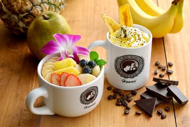 SNS映えもする「Acai Bowl“Ono！Pea”＜アサイーボウル“オノペア(洋梨)”＞」(左)と「Mai'a Mocha＜マイア(バナナ)・モカ＞」(右)