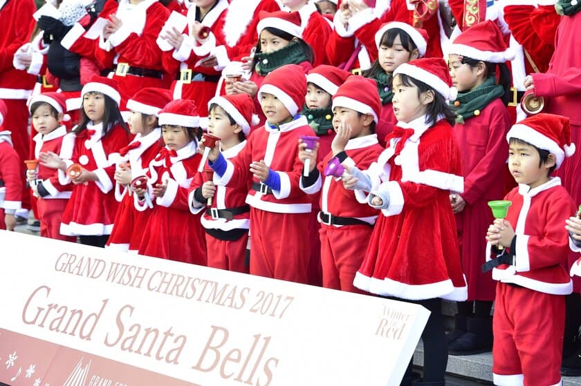 サンタクロース約700 人によるハンドベル演奏
「Grand Santa Bells」を開催しました！