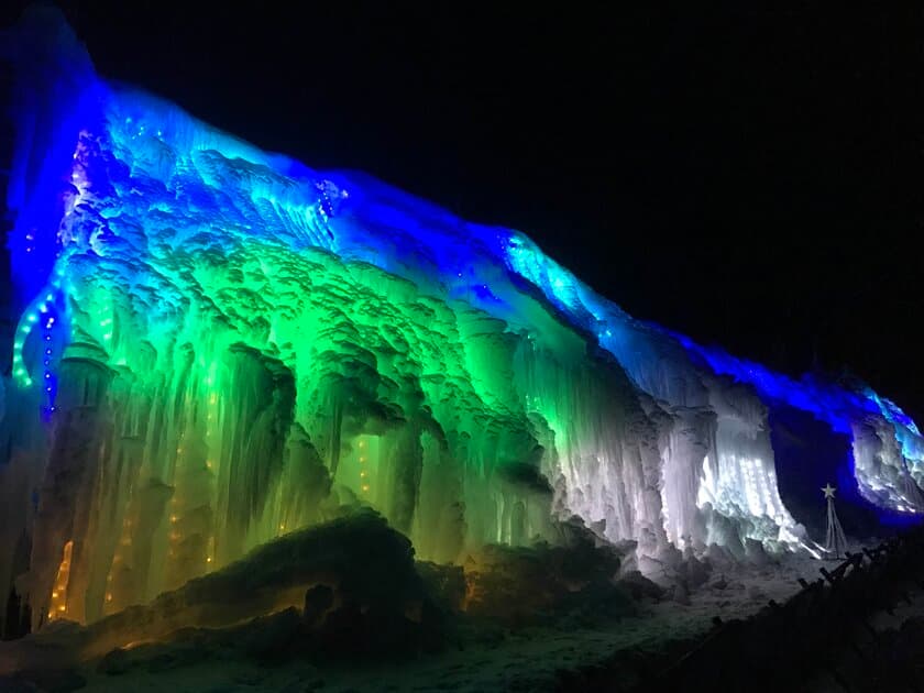 軽井沢に“彩雲”をイメージした夜景が登場！
氷点下のプラネタリウム「氷柱白糸イルミネーション」
2018年2月2日から毎週金・土・日に開催